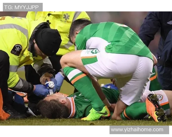 足球明星遭恶意铲断腿伤势严重引发球迷和媒体广泛关注与讨论